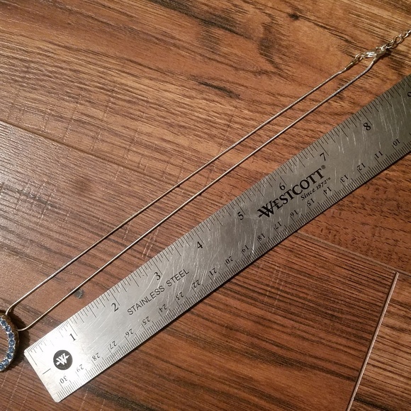 Beautiful 💙 Sparkly Blue Circle Necklace - Picture 3 of 5